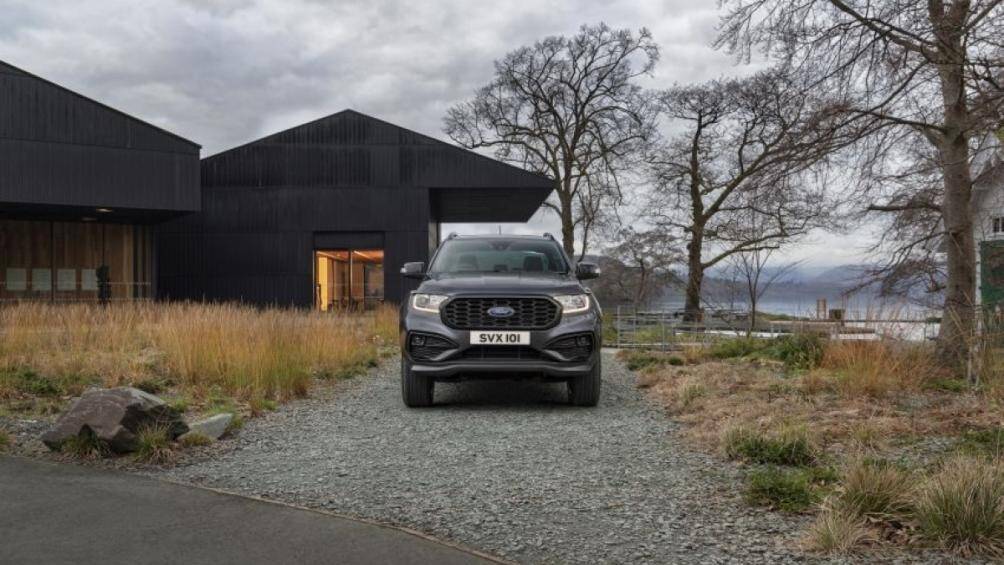 Chiếc Ranger được trang bị một cản trước chế tác thủ công với 3 khe hút gió lớn và lưới tản nhiệt dạng tổ ong giả carbon