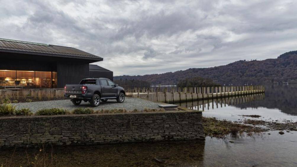 Ngoài ra, cản sau được bổ sung khe gió giả. Sợi Carbon giả cũng xuất hiện trên nắp gương