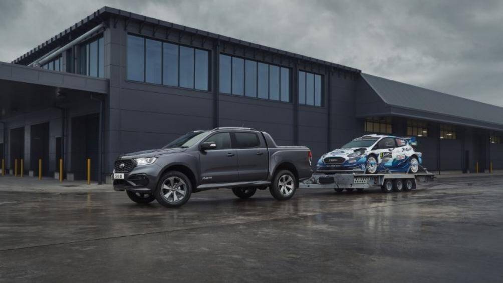 Bên dưới nắp ca-pô là khối động cơ diesel 4 xi lanh Bi-Turbo 2.0L sản sinh công suất 210 mã lực và mô men xoắn 500 Nm, hộp số 10 cấp