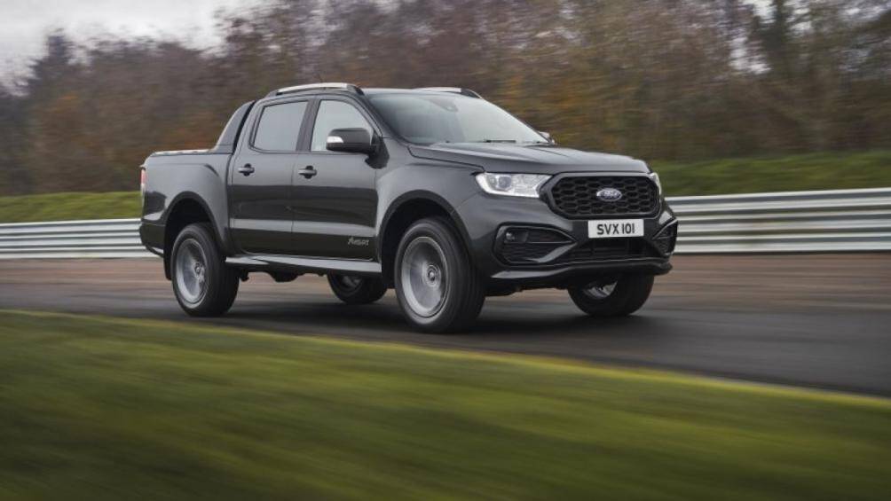 Chắn bùn cũng được làm loe để xe rộng hơn trong khi đó ốp hai bên được thiết kế để thay thế cho bậc thông thường