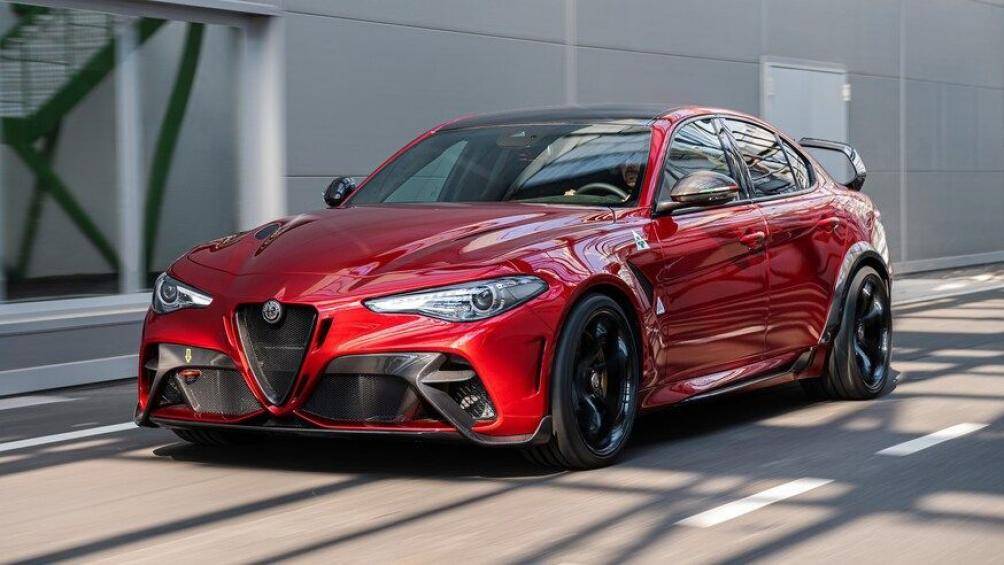 10. Alfa Romeo Giulia Quadrifoglio 2020 (giá khởi điểm: 74.500 USD)