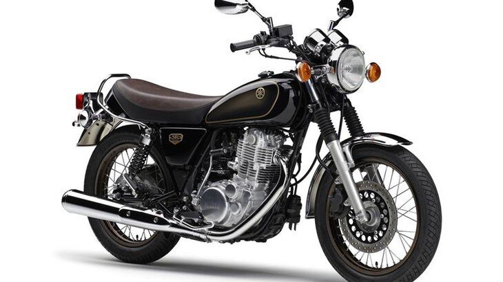 Hệ thống treo gồm phuộc ống lồng trước và giảm xóc đôi phía sau, đi kèm là bộ vành nan kích thước 18 inch