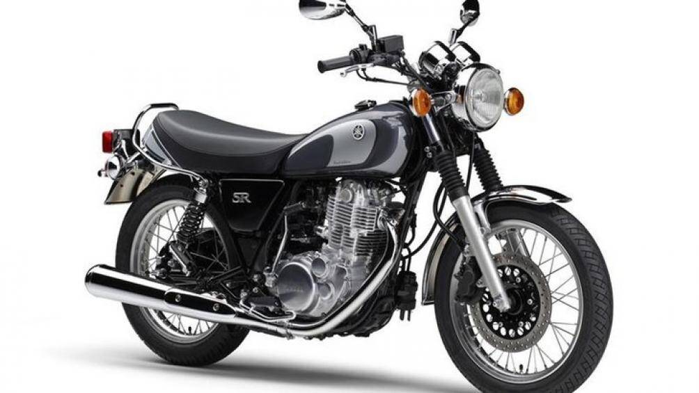 Phiên bản màu xám nổi bật với bình xăng và ốp đuôi màu xám, trong khi đó ốp hông che ắc quy và lọc gió màu đen