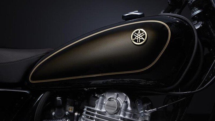 Xe vẫn sử dụng động cơ xylanh đơn, dung tích 399cc, làm mát bằng gió cùng hộp số côn tay 5 cấp