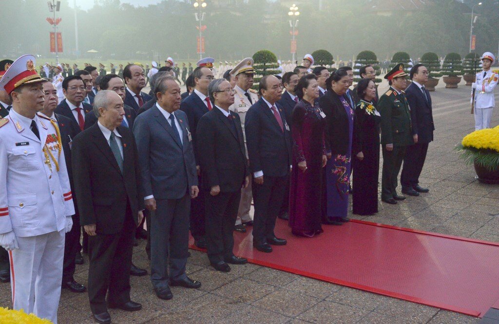 Trong giờ phút thiêng liêng, các đại biểu bày tỏ lòng biết ơn vô hạn đối với lãnh tụ kính yêu của dân tộc Việt Nam, người thầy vĩ đại của cách mạng Việt Nam, Anh hùng giải phóng dân tộc, Người đã hiến dâng cuộc đời mình vì độc lập của Tổ quốc và tự do, hạnh phúc của nhân dân, Người đã đặt nền tảng tư tưởng cho sự nghiệp cách mạng của Đảng, đưa đất nước vững bước trên con đường đổi mới, tiến lên chủ nghĩa xã hội. Thành kính tưởng nhớ Chủ tịch Hồ Chí Minh, các đại biểu nguyện một lòng đi theo con đường Người đã vạch ra, quyết tâm xây dựng Đảng trong sạch, vững mạnh, phát huy sức mạnh toàn dân tộc và dân chủ xã hội chủ nghĩa, đẩy mạnh toàn diện, đồng bộ công cuộc đổi mới, bảo vệ vững chắc Tổ quốc, giữ vững môi trường hòa bình, ổn định; phấn đấu sớm đưa Việt Nam cơ bản trở thành nước công nghiệp theo hướng hiện đại.