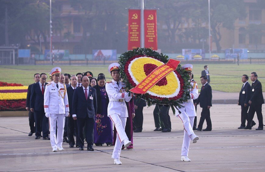 Sáng 25/1, trước giờ khai mạc phiên họp trù bị Đại hội đại biểu toàn quốc lần thứ XIII của Đảng, các đồng chí Ủy viên Bộ Chính trị: Thủ tướng Chính phủ Nguyễn Xuân Phúc, Chủ tịch Quốc hội Nguyễn Thị Kim Ngân; Bí thư Trung ương Đảng, Chủ tịch Ủy ban Trung ương Mặt trận Tổ quốc Việt Nam Trần Thanh Mẫn cùng các đồng chí Ủy viên Bộ Chính trị, Bí thư Trung ương Đảng và đại biểu dự Đại hội đại biểu toàn quốc lần thứ XIII của Đảng đã đặt hoa, vào Lăng viếng Chủ tịch Hồ Chí Minh - Người sáng lập và rèn luyện Đảng ta, lãnh tụ vĩ đại của Đảng và dân tộc Việt Nam.
Vòng hoa của Đoàn mang dòng chữ: "Đời đời nhớ ơn Chủ tịch Hồ Chí Minh vĩ đại".