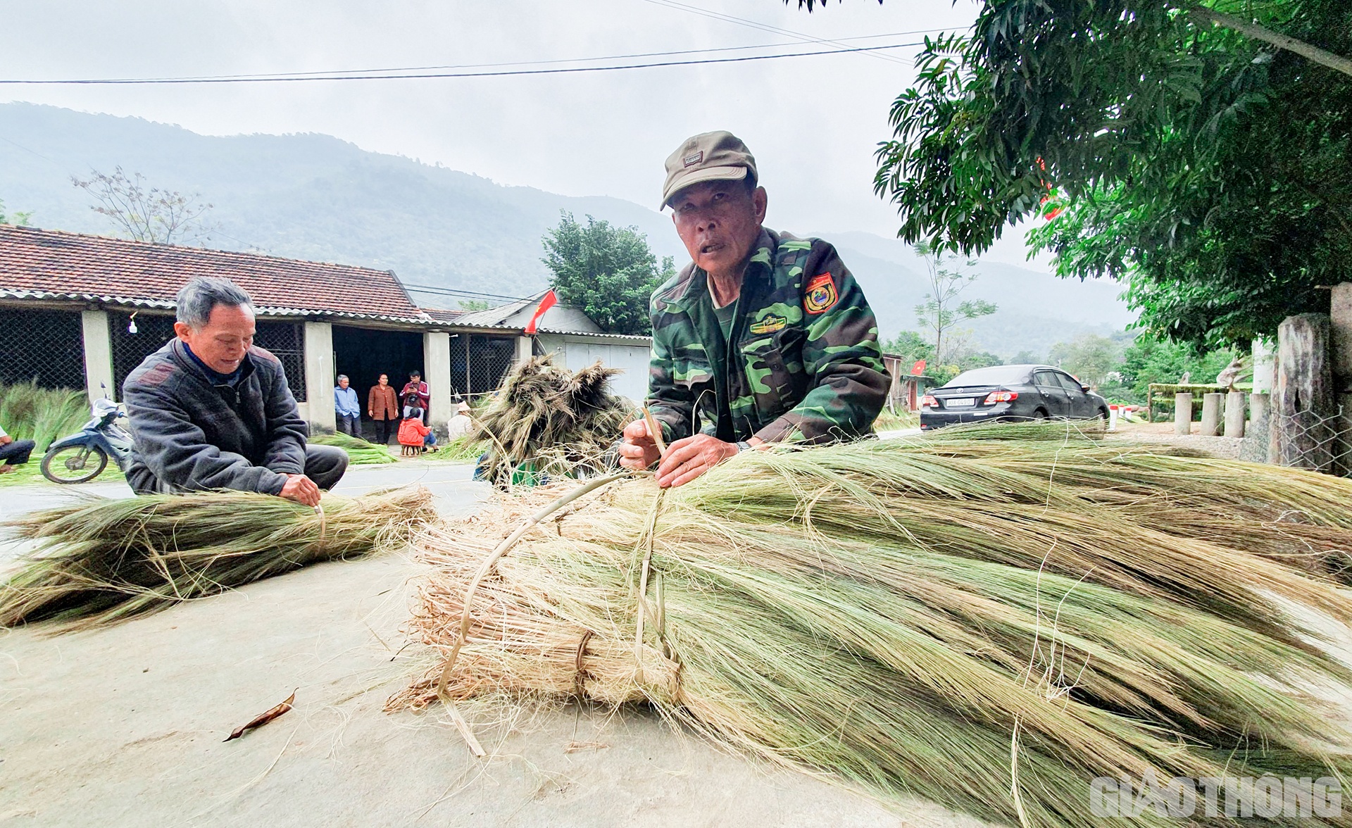 Bông đót của đồng bào Thái ở xã Hữu Kiệm được người mua "săn đón" tận nơi. Ông Nguyễn Duy Trinh (60 tuổi, ở Nam Thành, Yên Thành, Nghệ An), người đã có 20 gắn với nghề làm chổi cho biết: Đót nguyên liệu được mua với giá 28.000 đồng/ kg đót khô. Một cái chổi được làm từ khoảng 0,7kg đót.