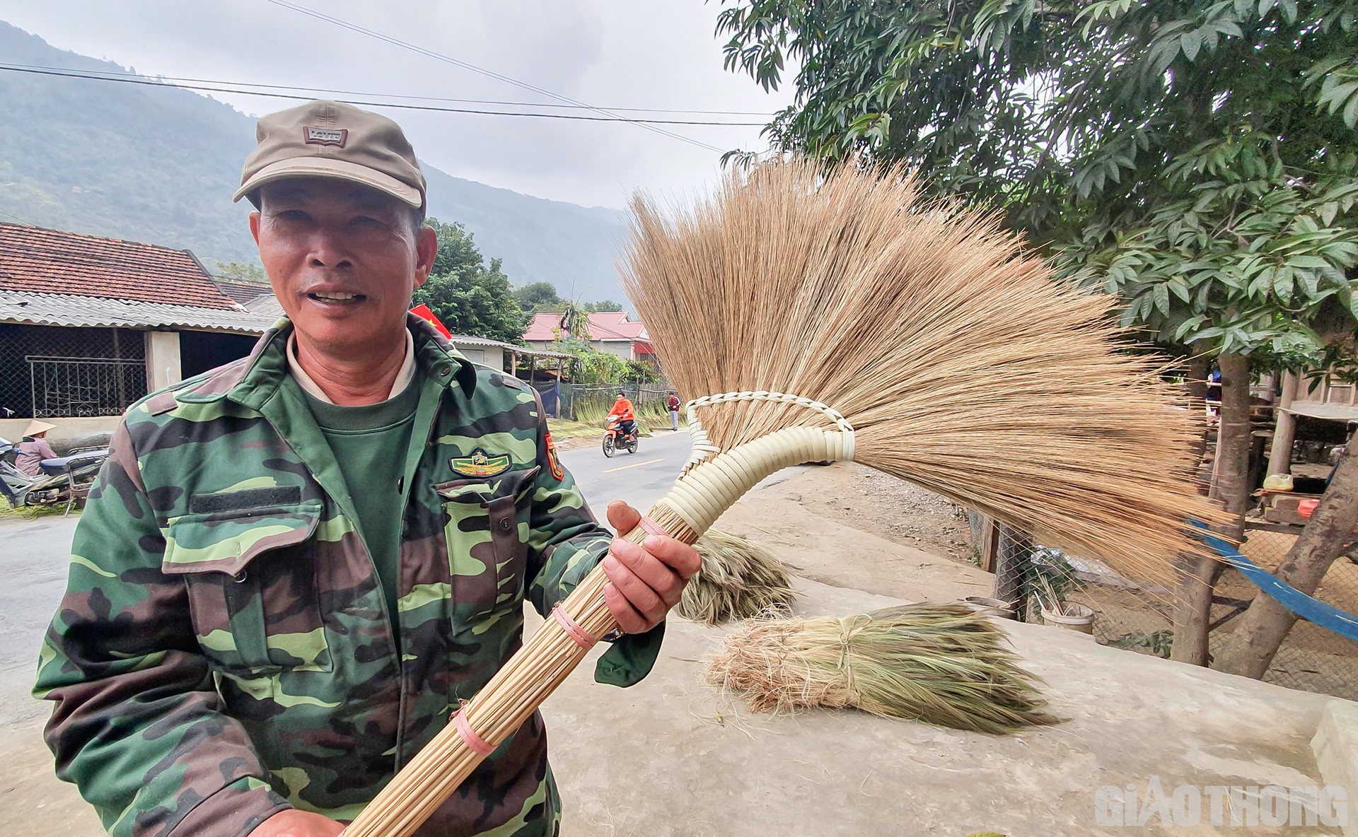 Cũng theo ông Trinh: Ngoài đót, người làm chổi còn phải mua mây với giá 1 bó 2.000 đồng. Một cái chổi làm ra bán với giá 35.000 đồng, lãi 5.000/cái. Tiền thu không làm bao, nhưng già rồi, làm có thêm đồng còn hơn ngồi không.