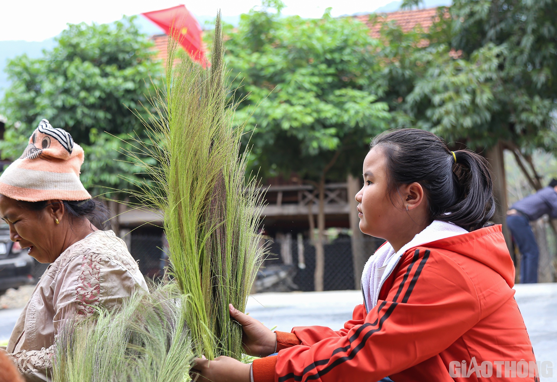 Các em nhỏ cũng theo mẹ đi bóc bông đót.