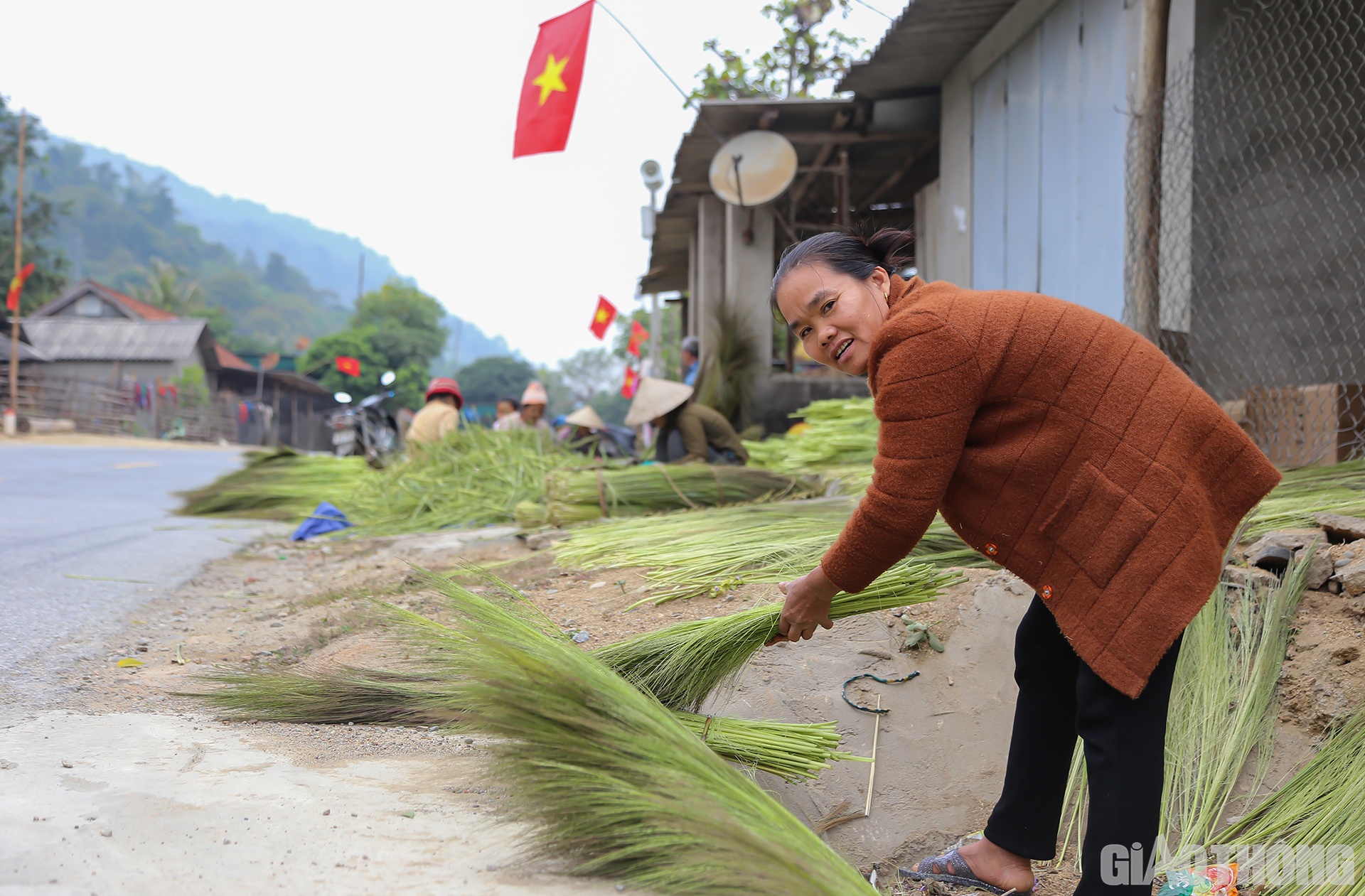 Sau khi bóc, bông đót được đem ra phơi nắng cho khô