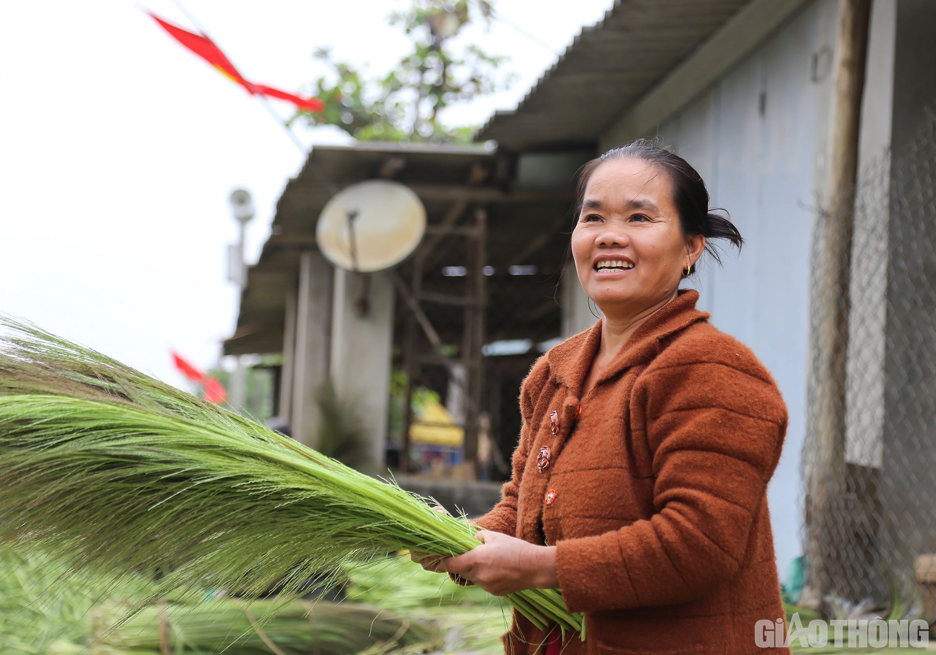 Trong khi đó, bà Trần Thị Liên, chủ một cơ sở chuyên thu mua đót cho biết: Hàng ngày, gia đình bà mua từ 1 đến 2 tấn đót trong dân. Vào những ngày cao điểm mua tới 5 tấn đót. Để kịp bóc bông đót, gia đình bà phải thuê 5 - 7 người dân đến làm.