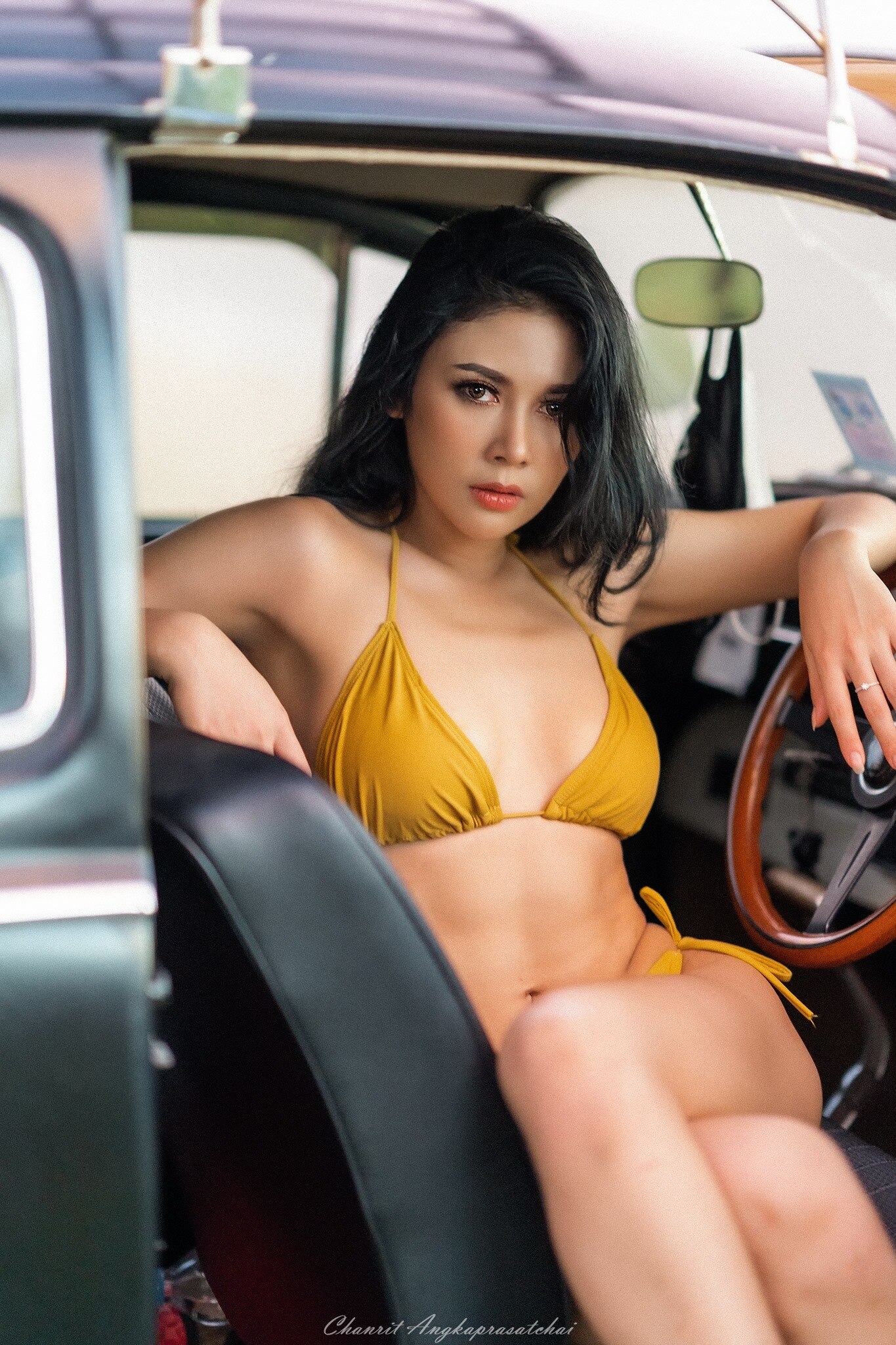 Khoe dáng trong cabin xe