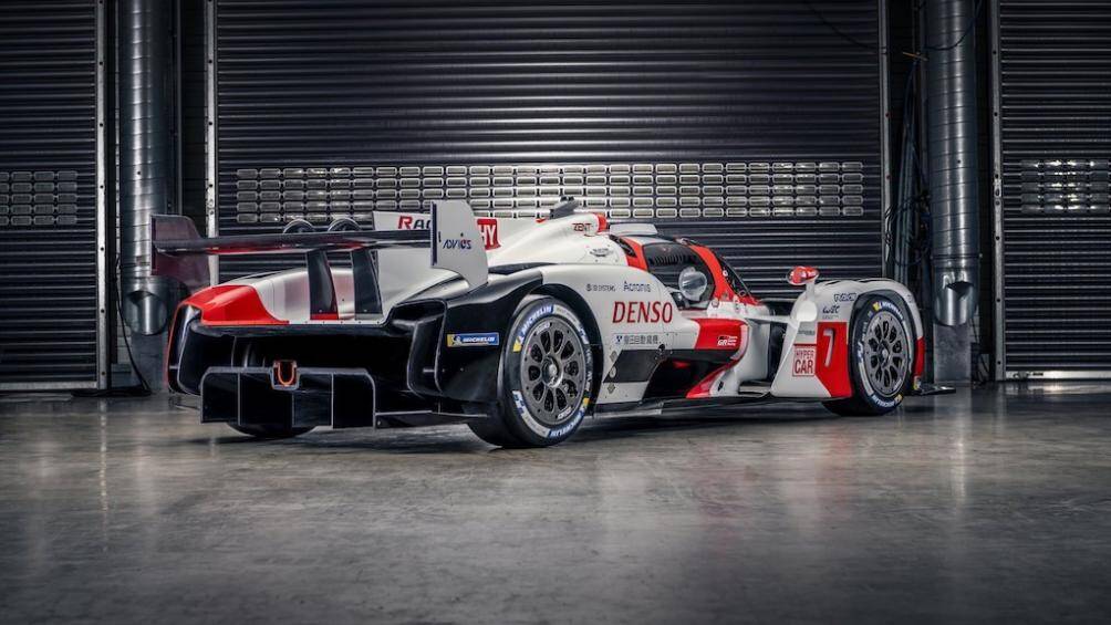 Toyota GR010 sở hữu bộ mâm hợp kim magiê có kích thước 13 x 18 inch do Rays cung cấp, gắn với lốp không gai Michelin có kích thước 31/71-18