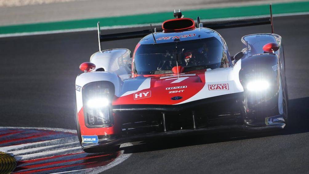 Hệ thống phanh gồm bộ heo monobloc Akebono với đĩa carbon thông gió, trong khi hệ thống treo có dạng tay đòn đẩy wishbone kép độc lập