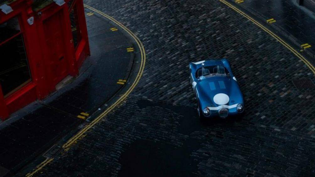 Xe được trang bị vô lăng 3 chấu cổ điển với phần viền vô lăng được làm bằng gỗ sáng bóng giống với chiếc xe nguyên bản