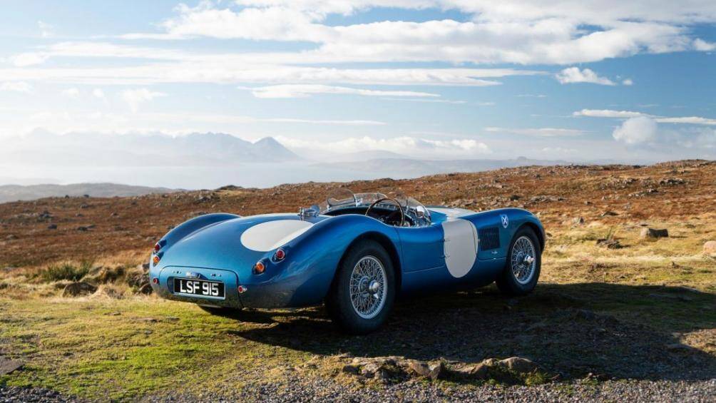 Theo đó, khung và thân xe sẽ được các nghệ nhân chế tạo theo phương pháp thủ công, thân xe được làm bằng khung nhôm mỏng