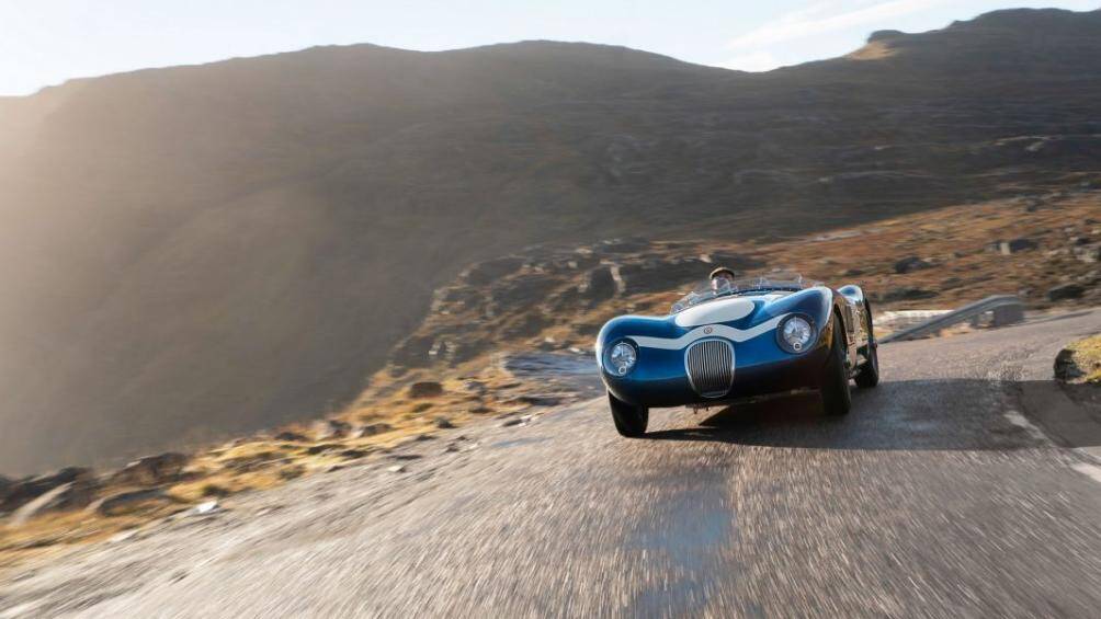 Chiếc xe được trang bị động cơ của Jaguar XK với 6 xi-lanh thẳng hàng có khả năng sản sinh công suất 300 mã lực