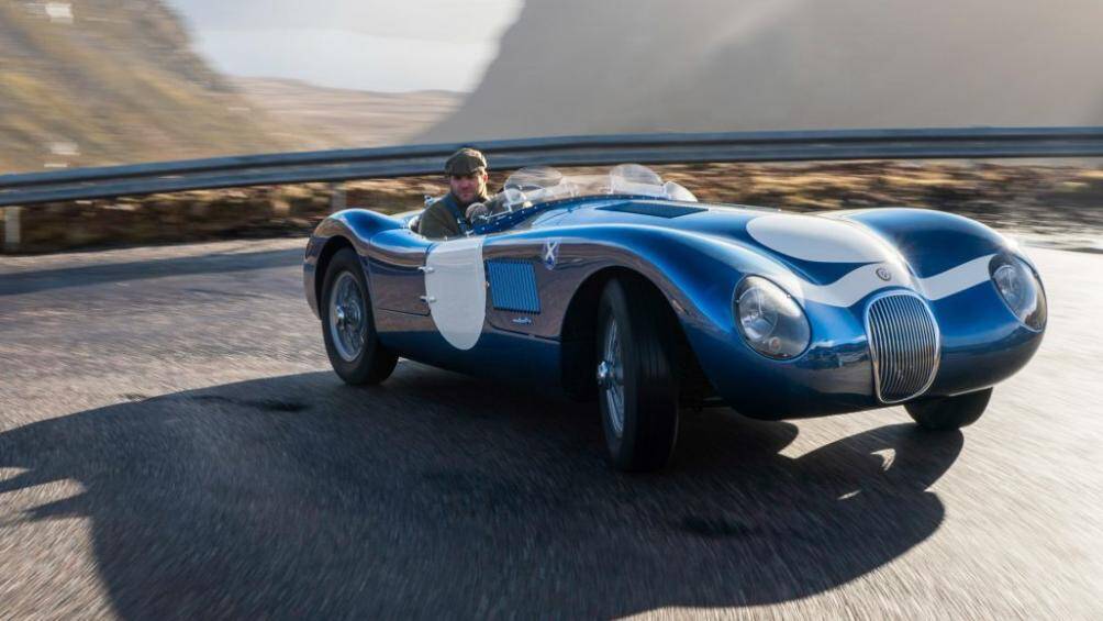 Những chiếc xe từ đội Ecurie Ecosse thường được nhận diện với ngoại thất được sơn màu xanh ánh kim Flag Blue đặc trưng