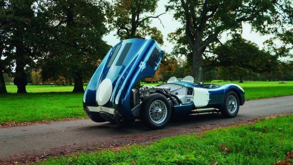 Đây chính là chiếc xe đua đầu tiên được thiết kế và thử nghiệm trong hầm gió và phanh đĩa Dunlop