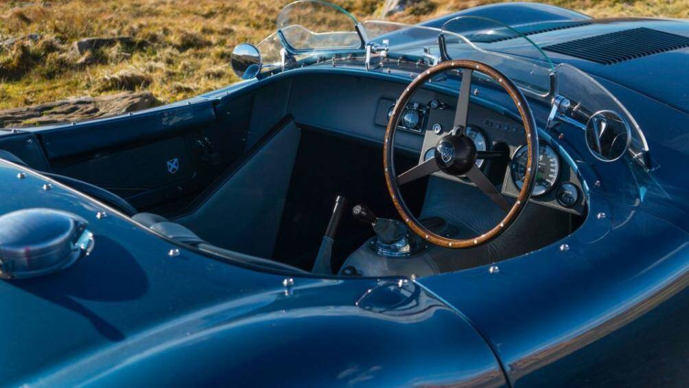 Khoang nội thất được trang bị bộ ghế đua với khung bằng nhôm được chế tác thủ công và được bọc da màu xanh lam