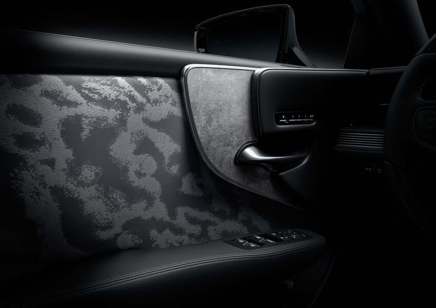 Vẫn giống như trước đây, LS 500 2021 sẽ được trang bị động cơ tăng áp kép Dynamic Force V6 3.5 L được kết hợp với hộp số tự động 10 cấp. Mặt khác, chiếc LS 500h sẽ được trang bị động cơ V6 8GR-FXS hút khí tự nhiên 3.5 L được bổ sung thêm động cơ điện và hộp số Multi-Stage được nâng cấp. Hệ thống này sản sinh công suất tổng cộng 351 mã lực cùng khả năng tăng tốc tốt từ 0-100 km/h trong 5,4 giây.