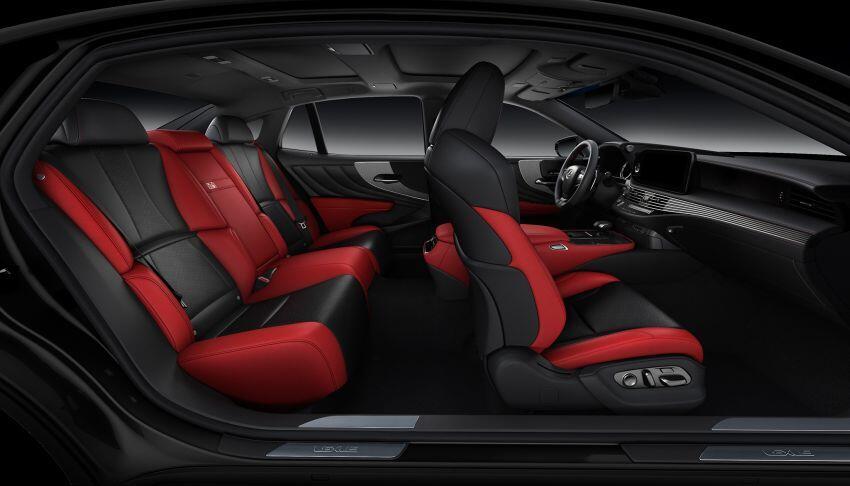 Trong khi đó, phiên bản Sports Luxury đi theo thiết kế thanh lịch hơn với bộ mâm hợp kim 20 inch “hollow chamber” khác biệt, điều hòa khí hậu 4 vùng, màn hình kỹ thuật số 8 inch, nội thất da bán aniline, hệ thống thư giãn cho hàng ghế trước, 2 màn hình giải trí phía sau độ phân giải cao kích thước 11,6 inch, ghế sau chỉnh điện với chức năng ghi nhớ, tủ mát phía sau (dành riêng cho bản hybrid), và ghế hành khách phía sau đầy đủ chức năng ngả lưng và Ottoman.