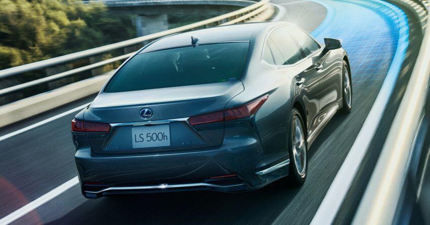 Các trang bị tiêu chuẩn bao gồm: đèn pha LED toàn phần với hệ thống chùm sáng cao thích ứng BladeScan (AHS), mở cửa tự động với thẻ chìa khóa thông minh, cửa đóng mở nhẹ nhàng, cửa hậu hỗ trợ cảm biến chân, tay nắm cửa chiếu sáng với đèn vũng nước phía trước.