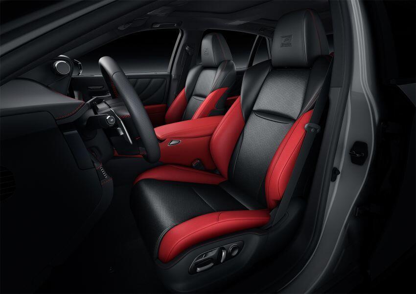 Phiên bản F Sport 2021 đã sở hữu mâm 20 inch hoàn thiện kim loại tối màu, nhãn F Sport, gói Lexus High Performance Brake, hệ thống lái phía sau năng động, tỷ số truyền biến thiên, hệ thống ổn định trước và sau chủ động, cụm công cụ kỹ thuật số 8.0 inch kiểu LFA, bọc da ghế và trang trí, và 10 túi khí.