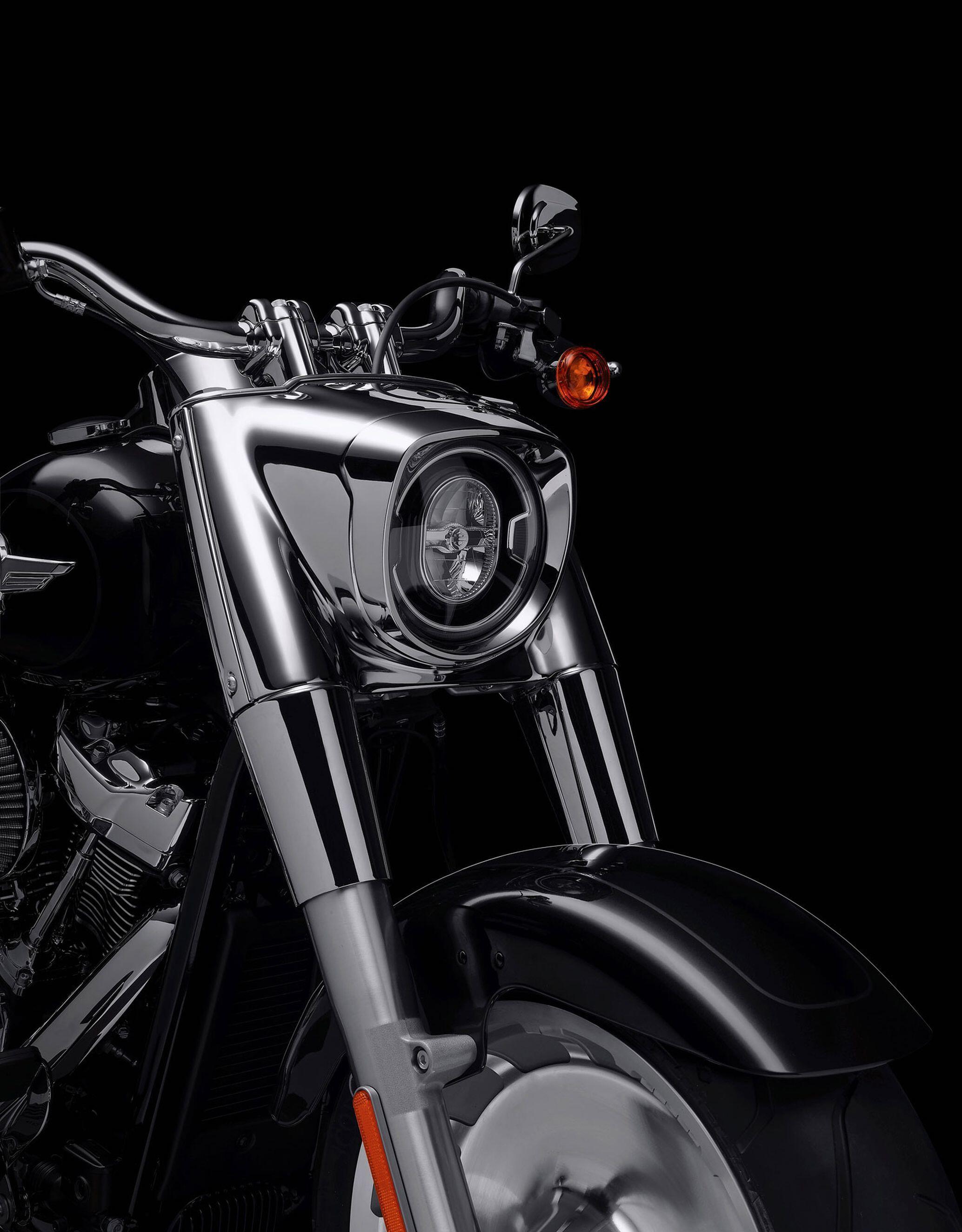 Các tính năng khác bao gồm bình xăng 19L, đèn pha LED đặc trưng, hệ thống khởi động không cần chìa khóa và hệ thống an ninh