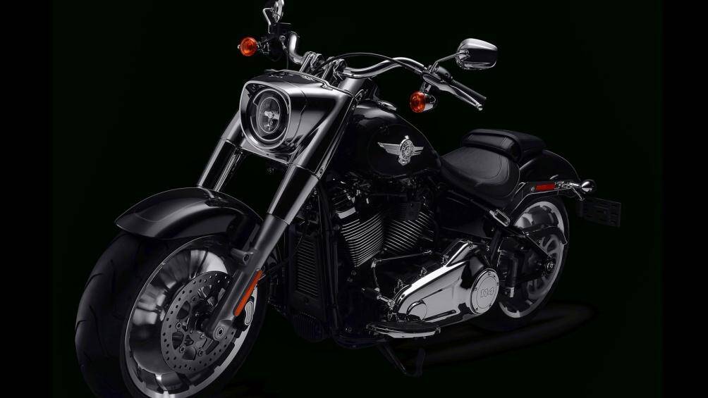 Chắn bùn trước và sau được cắt gọn làm nổi bật lên bộ lốp rộng