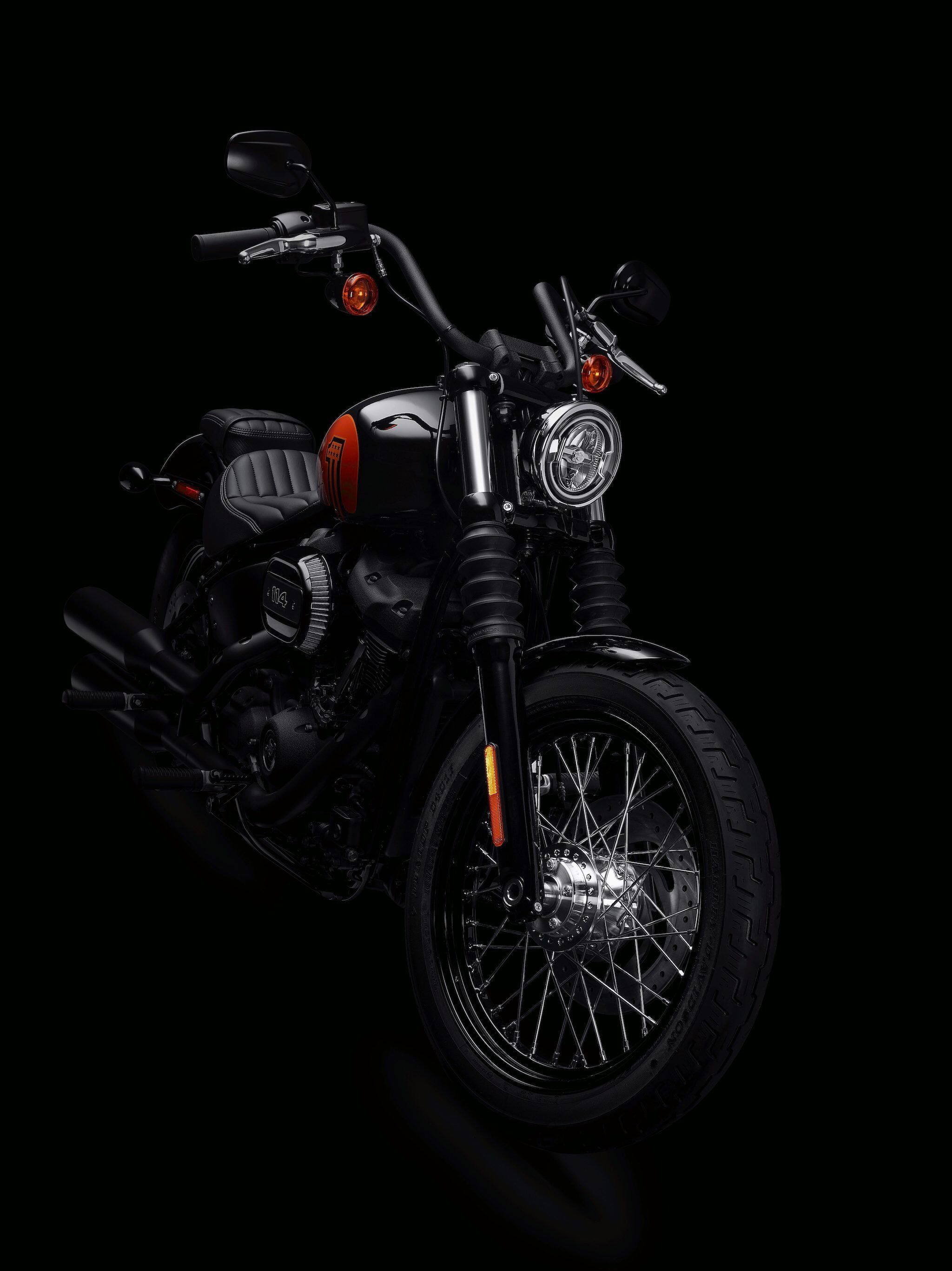 Harley-Davidson Street Bob 114 có thêm yên sau và gác chân là trang bị tiêu chuẩn, bình xăng 13,5L