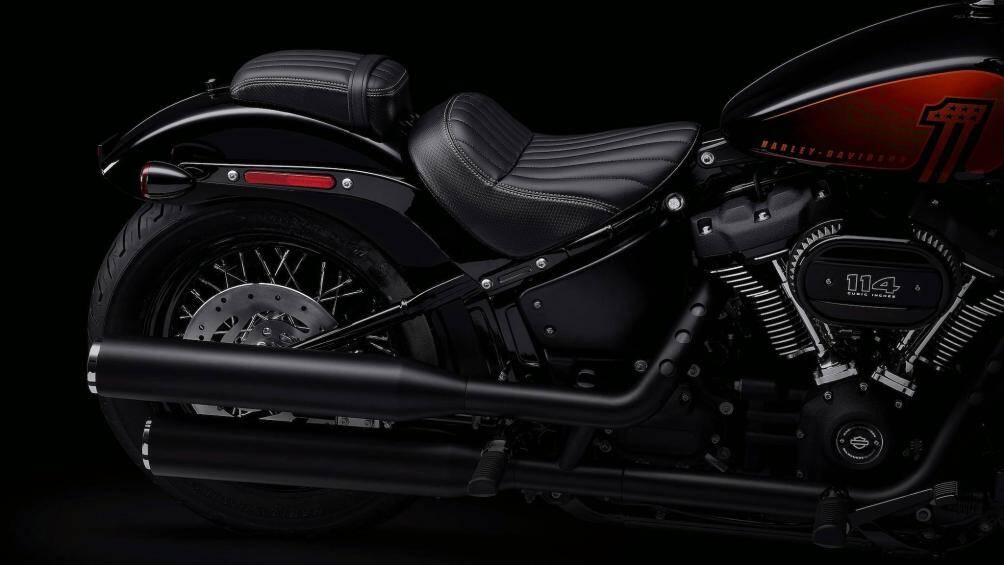 Chiếc xe vẫn giữ kiểu dáng đơn giản với chắn bùn cắt gọn, ghi đông Mini Ape, chụp ti phuộc cao su, động cơ sơn màu đen