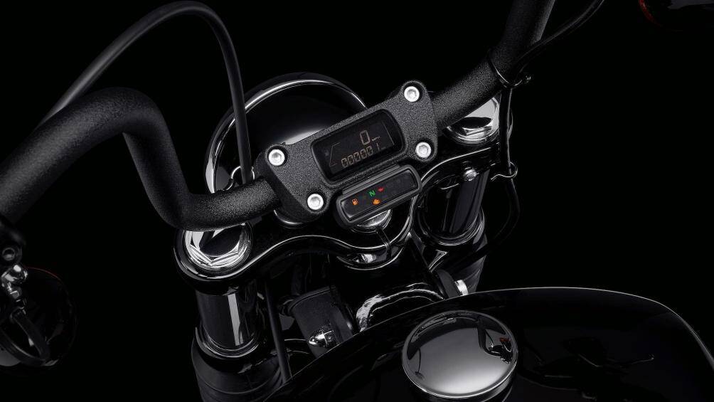 Những điểm nổi bật khác bao gồm đèn pha LED đặc trưng của Harley-Davidson, cổng sạc USB, đồng hồ kỹ thuật số trên tay lái