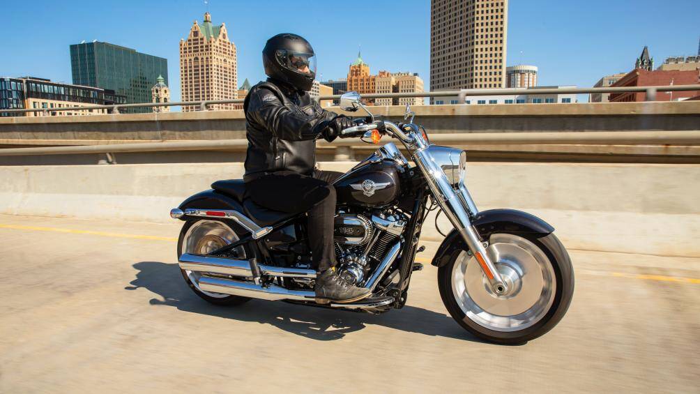 Tiếp đến, Fat Boy 114 cũng đã được Harley-Davidson nâng cấp với lớp chrome sáng bóng thay thế lớp chrome satin ở phiên bản 2020