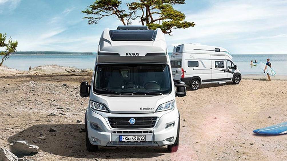 Về ngoại thất, nó cơ bản là một chiếc xe van và không có gì thực sự đáng nói. Điểm đáng lưu ý duy nhất là cabin lớn được lắp thêm ở phía trên