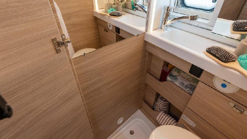 Phòng tắm được trang bị toilet khép kín, buồng tắm vòi sen với bệ rửa tay và gương trượt, và tất nhiên cả hệ thống bình nóng lạnh nữa