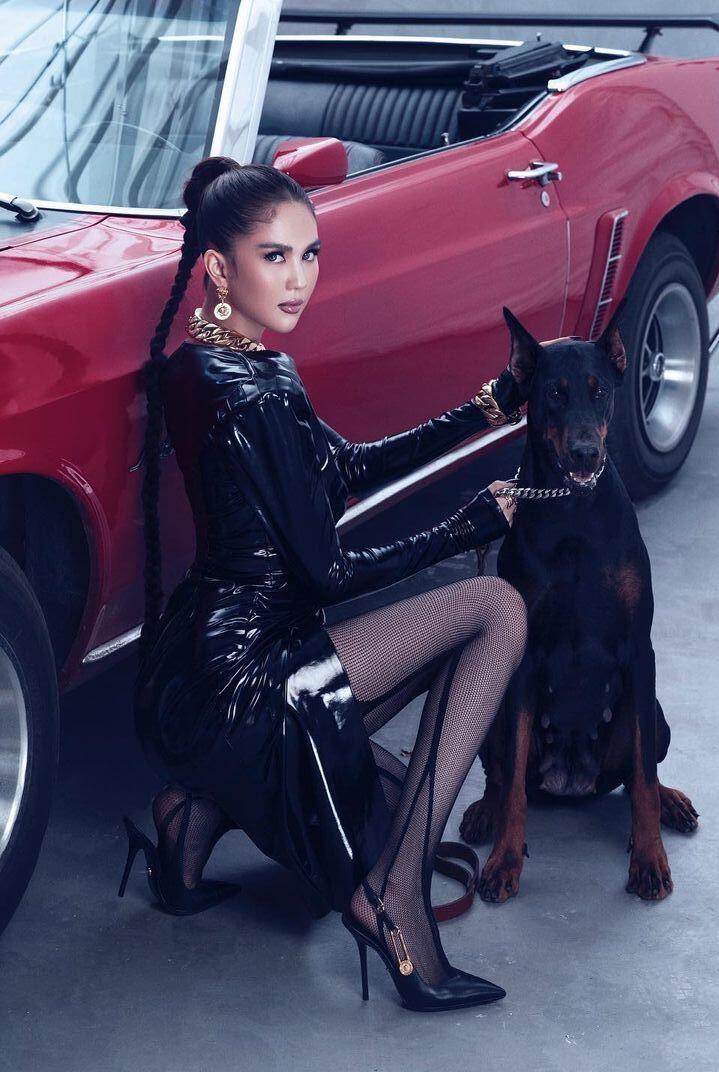 Một số hình ảnh đẹp khác của Ngọc Trinh bên Ford Mustang