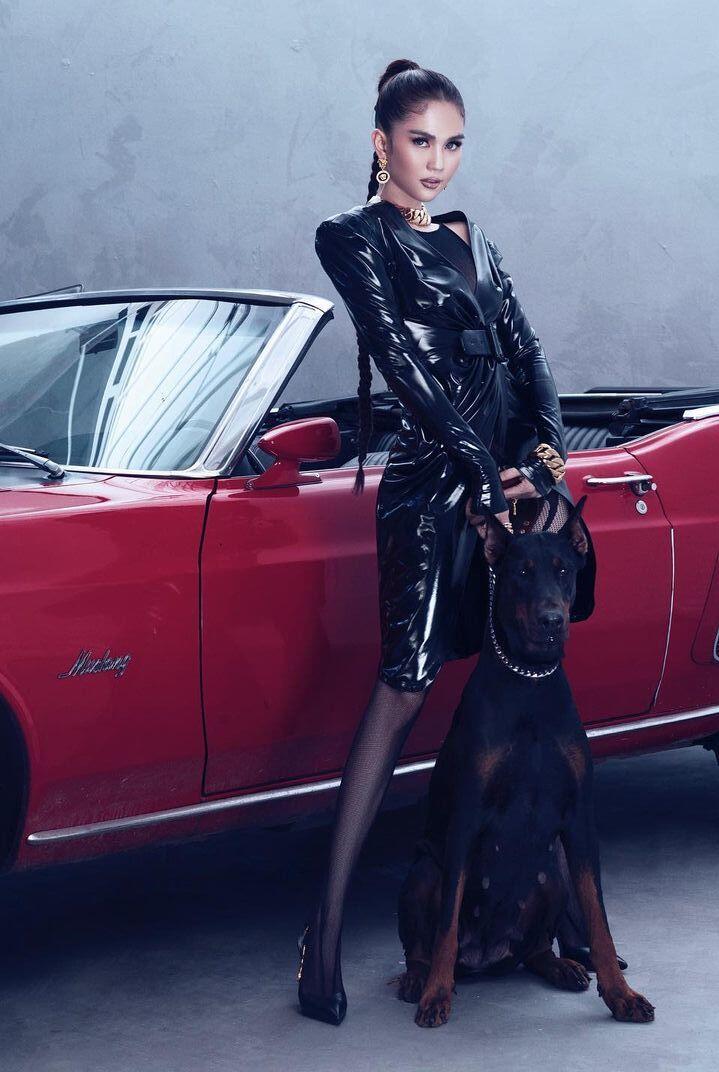 Khoe dáng đồng hồ cát bên xế hộp tiền tỷ