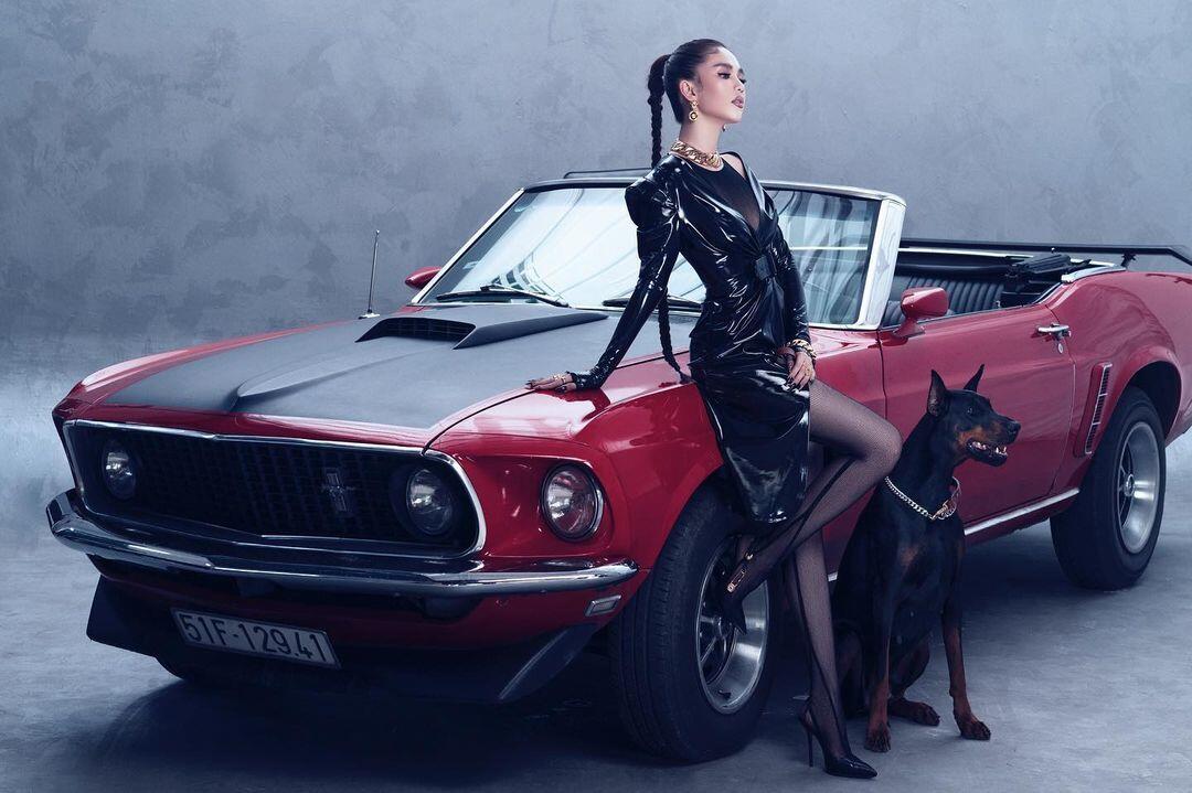 Mới đây trên trang cá nhân của mình, người đẹp đã đăng tải bộ ảnh chụp chung với "ngựa hoang" Ford Mustang