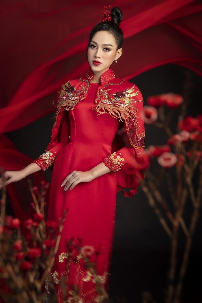 Trong một bộ trang phục khác, hoa hậu gốc Thanh Hóa lại khoe nhan sắc kiêu sa, quyền lực với bộ áo dài có hoạ tiết rồng phượng