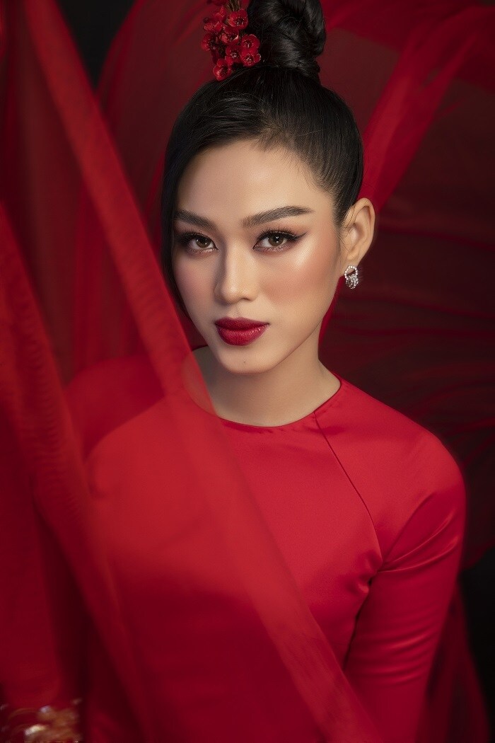 Dải lụa bay mang tới nét nữ tính, dịu dàng