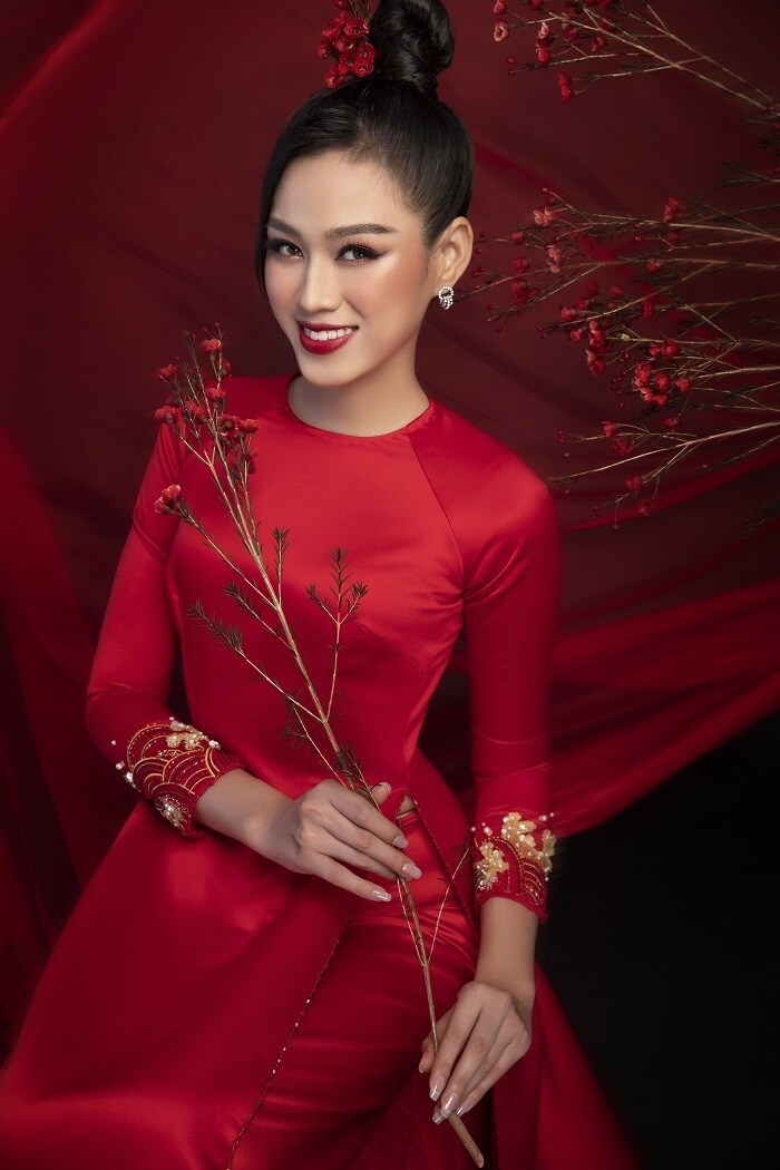 Có thể thấy, nàng hậu sinh năm 2000 ngày càng trưởng thành hơn về mặt hình ảnh, từ cách chụp hình, trang điểm