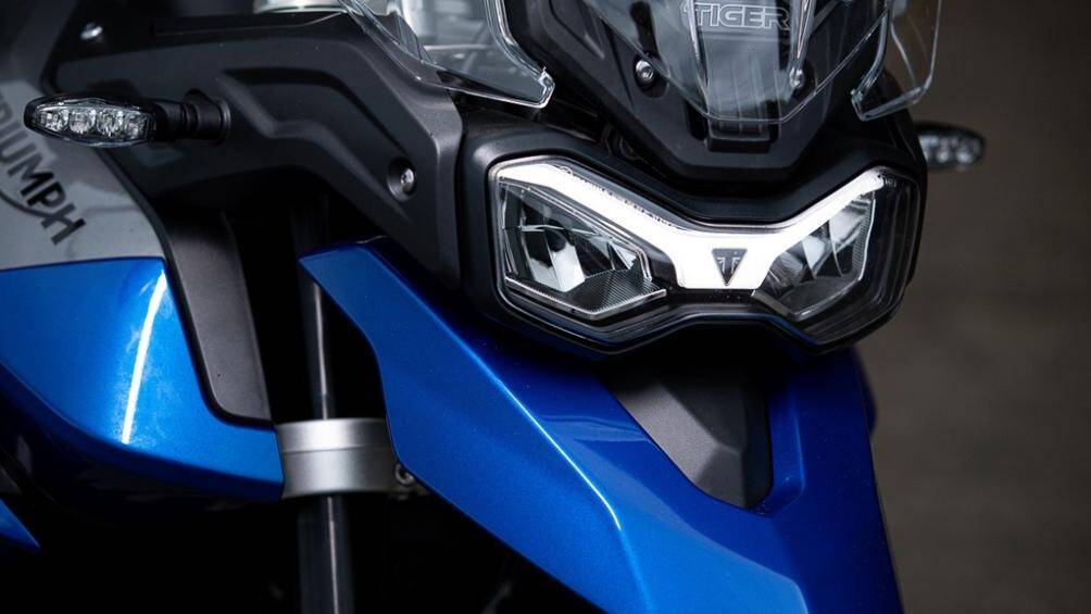 Về thiết kế, Tiger 850 Sport sở hữu dáng xe cao lớn, phần đầu mạnh mẽ và hệ thống đèn chiếu sáng LED ở phía trước