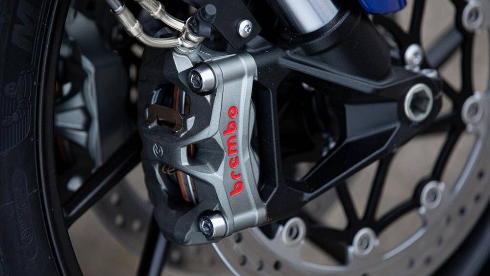 Hệ thống phanh Brembo Stylema mới nhất hiện nay đi cùng bộ phanh đĩa kép có đường kính 320mm ở trước và phanh đĩa đơn 255 mm ở sau
