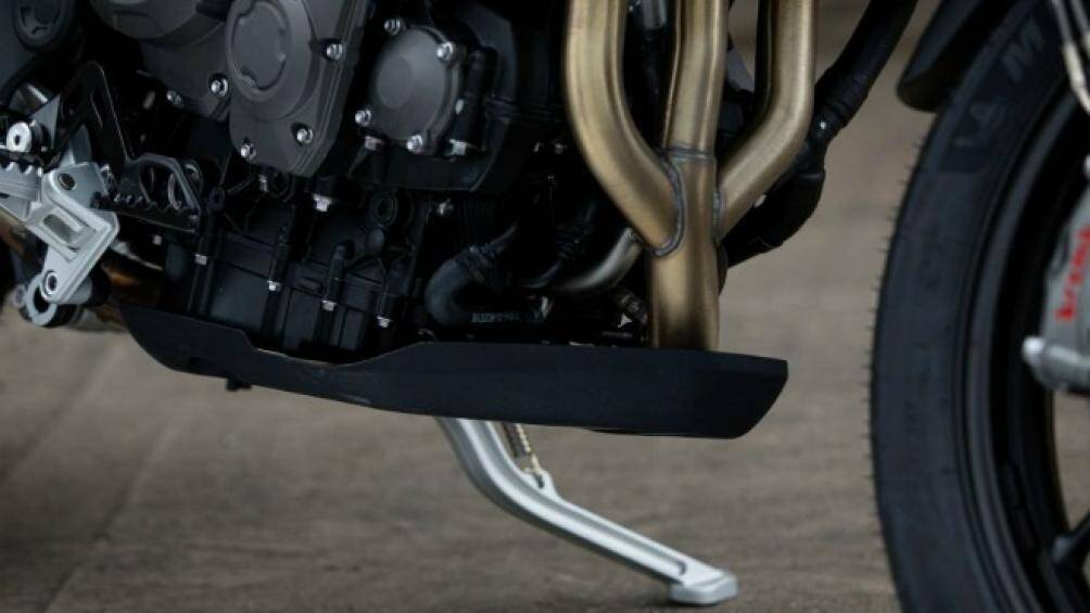 Bên dưới gầm có tấm chắn bảo vệ ống xả và động cơ rất chuyên dụng thường được trang bị sẵn trên các mẫu xe Adventure