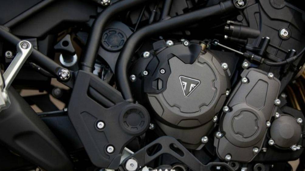 Về động cơ, Tiger 850 Sport mới sử dụng loại 3 xi-lanh với dung tích 887cc với làm mát bằng chất lỏng, DOHC và 12 van