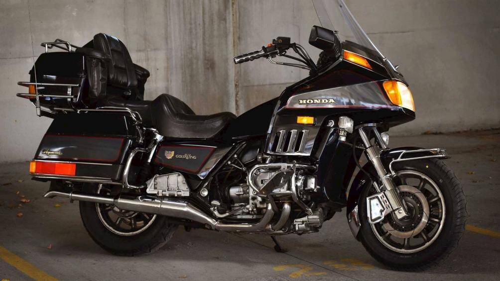 Năm 1984, Gold Wing đã phát triển từ một chiếc mô tô tiêu chuẩn cỡ lớn thành một chiếc mô tô khổng lồ đi kèm với bộ thùng như hiện nay