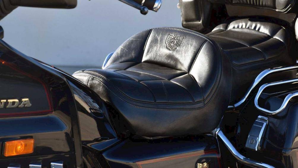 Chiếc Gold Wing này vẫn trong tình trạng hoàn hảo, ngoại trừ một vết rách nhỏ ở yên xe và một mảnh nhựa nhỏ bị thiếu trên thân xe