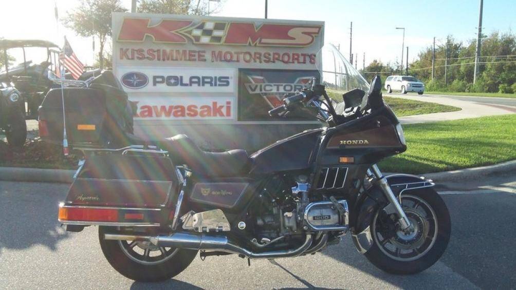 Một số tính năng khác như đèn lái xe định vị được tăng độ sáng, phần mở rộng của kính chắn gió và nhiều bộ phận cấu tạo từ chất liệu chrome