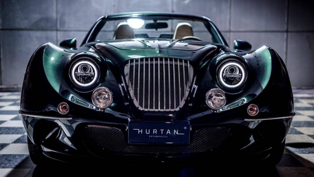 Đèn pha LED hình tròn, lưới tản nhiệt hình tấm khiên với các nan dọc. Vòm bánh xe mở rộng và bo tròn. Đèn hậu phía sau cũng ở dạng LED